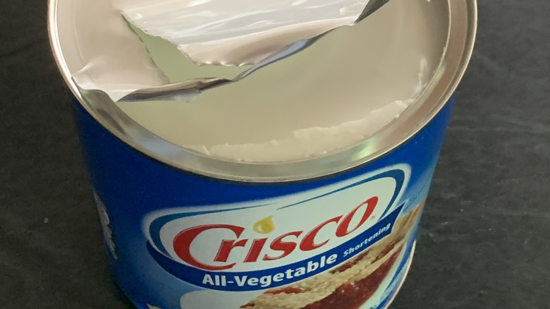 Opened tub of Crisco vegetable shortening