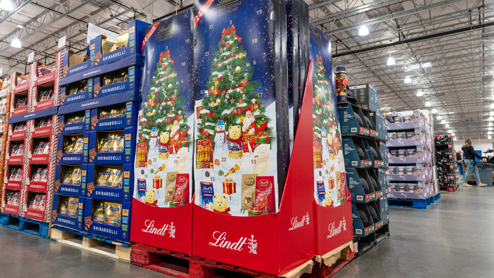 The Costco Holiday Treat Bundle That Shoppers Say Is Perfect For Gifting - Tasting Table