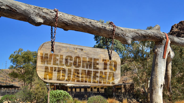Wooden sign saying Welcome to N'djamena