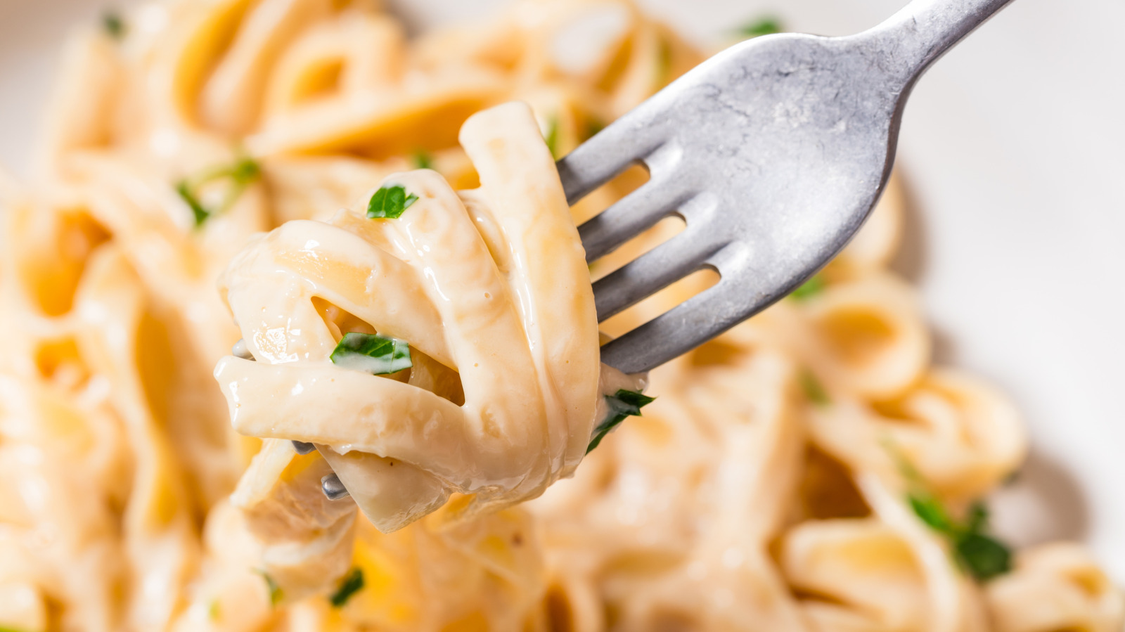 The Creamy Canned Soup You Can Use For A DIY Pasta Sauce Packed With Garlic