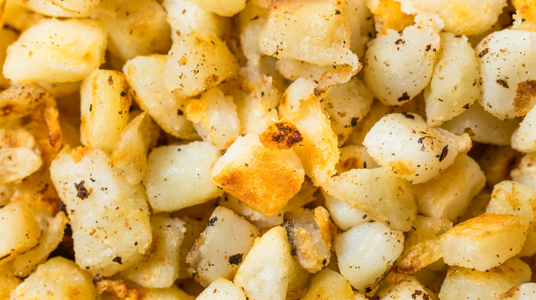 Close-ups on seasoned and cooked potato cubes