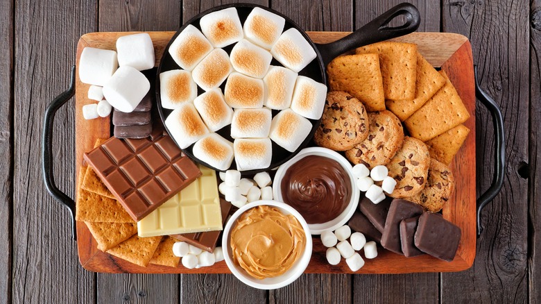 Dessert tray including sauces 