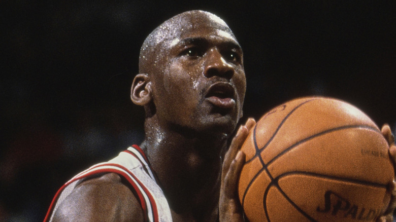 michael jordan playing basketball as a Chicago Bulls player in 1992