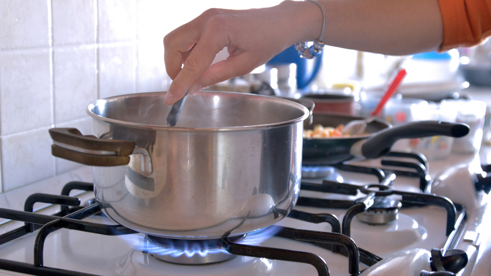 The Easiest Way To Clean Greasy Stove Grates Without Harsh Cleaners - Tasting Table