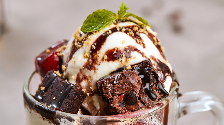 A bowl of ice cream sundae