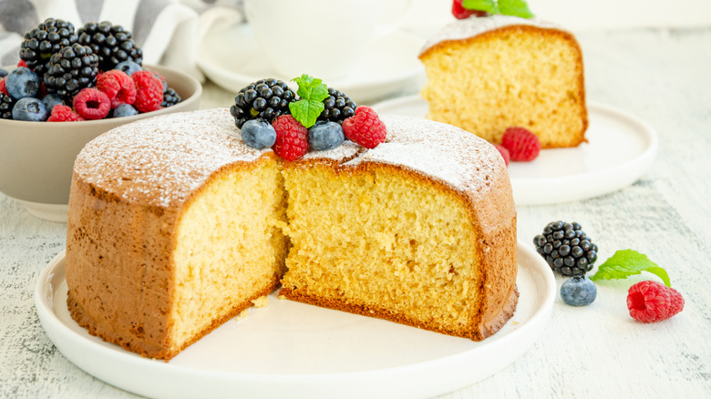 Vanilla cake topped with fruit 