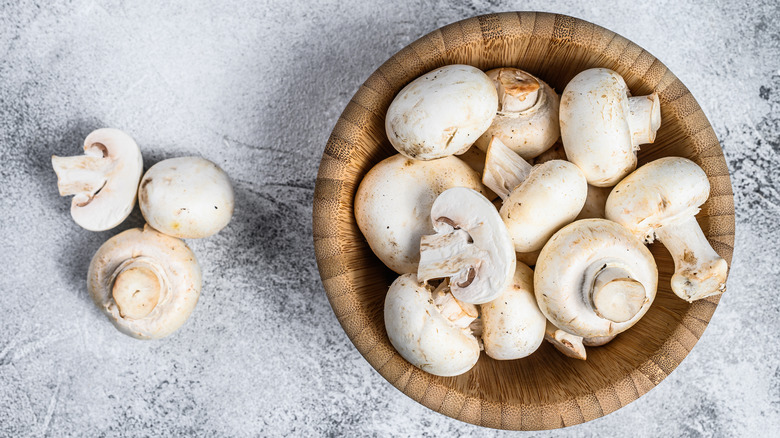 button mushrooms in bowl