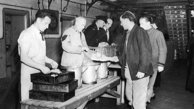 1950s prisoners line up for food