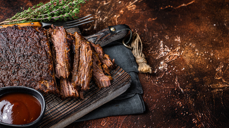 Smoked brisket with thyme and barbecue sauce