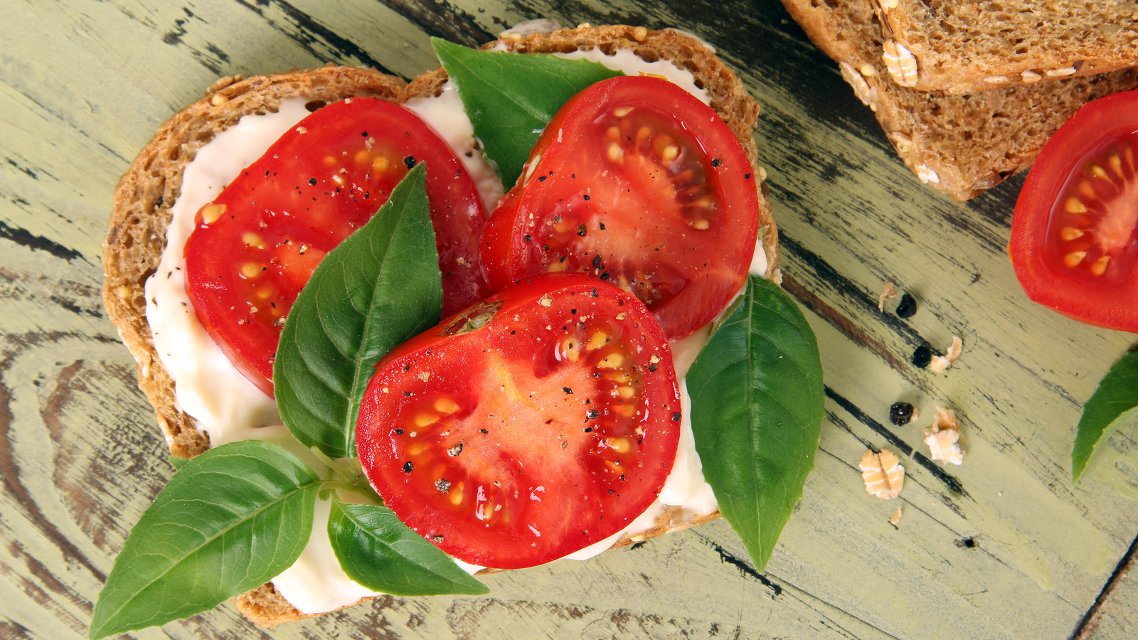 The Extra Step To Guarantee A MessFree Tomato Sandwich