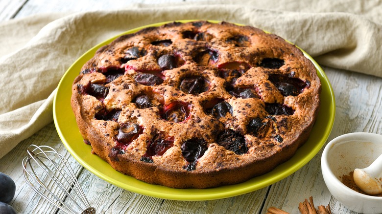Plum torte with fresh plums and cinnamon