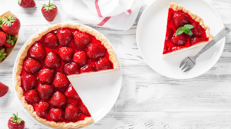 strawberry pie and slice