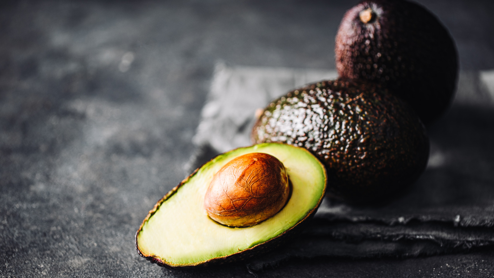 https://www.tastingtable.com/img/gallery/the-flour-hack-to-quickly-ripen-an-avocado/l-intro-1698267272.jpg