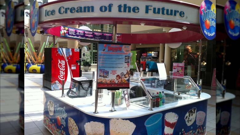 A Dippin Dots kiosk in the Esplanade Mall from 2011