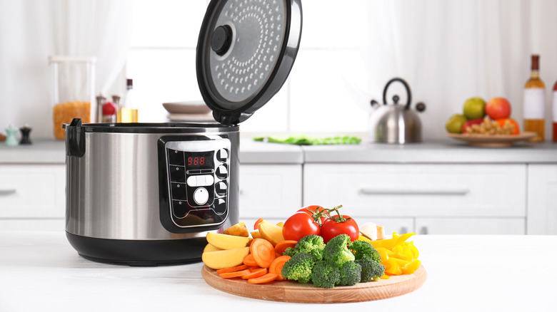 pressure cooker with vegetable tray