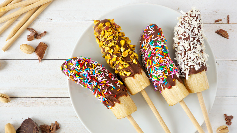 Frozen bananas with toppings