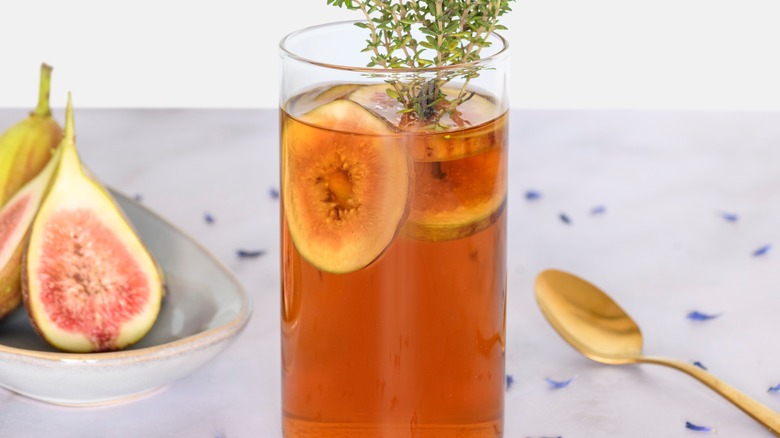 glass of iced tea with figs