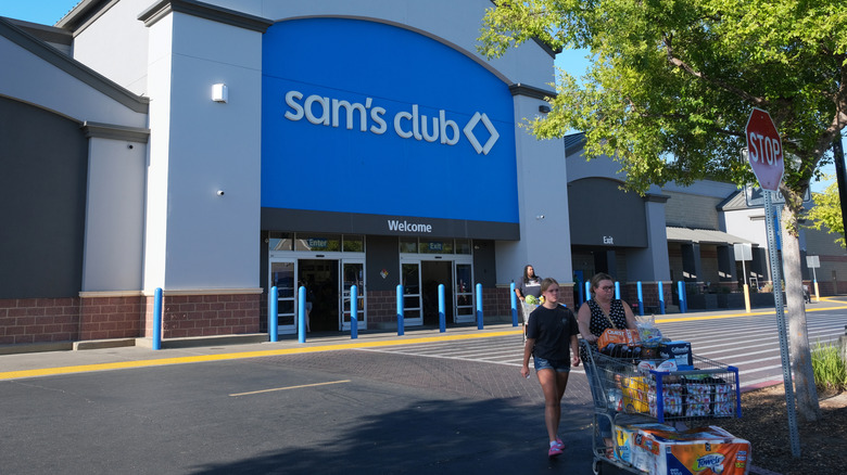 Grocery cart at Sam's Club beide the frozen aisle