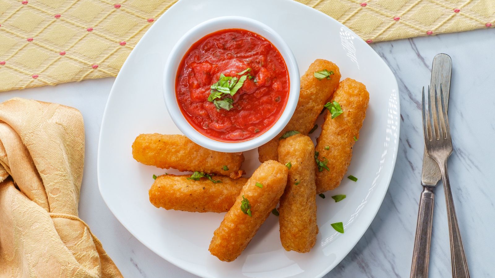 The Fruity Marinara Alternative To Seriously Elevate Mozzarella Sticks