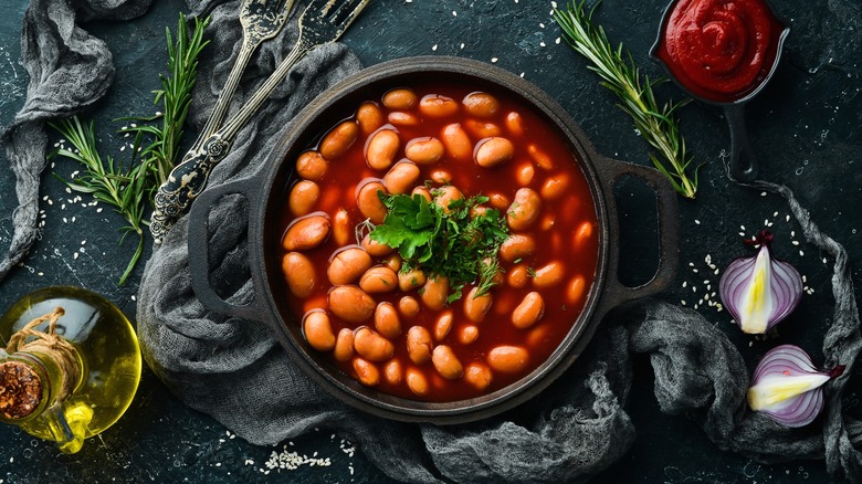 Beans in tomato sauce
