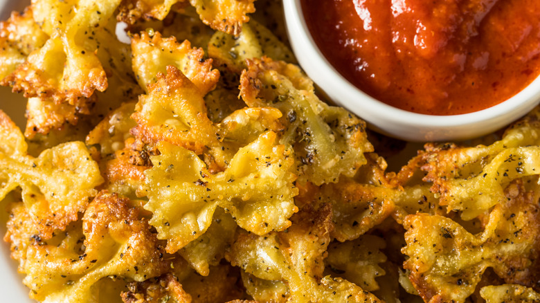 Pasta chips with sauce