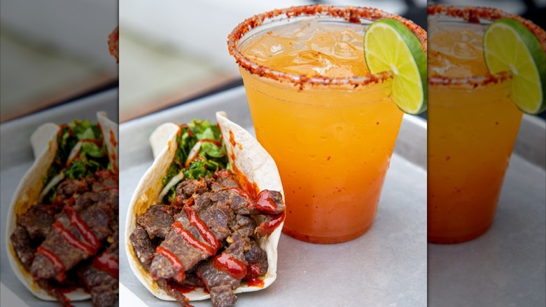 Sliced beef taco with margarita and lime