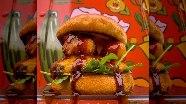 Hamburger with cheese curds and argula