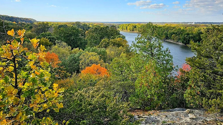 River view of Starved Rock State Park in the fall