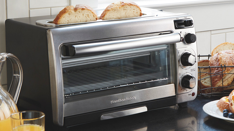 Hamilton Beach 31156 toaster oven on counter with slices of bread inside