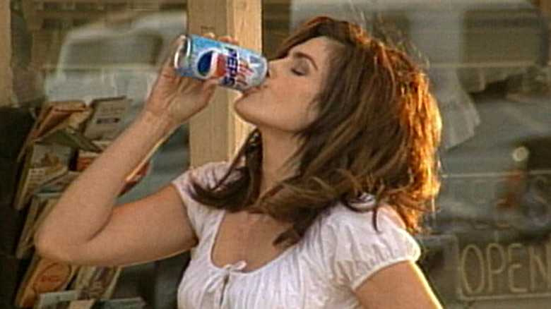 Cindy Crawford drinking pepsi at the Halfway House Cafe