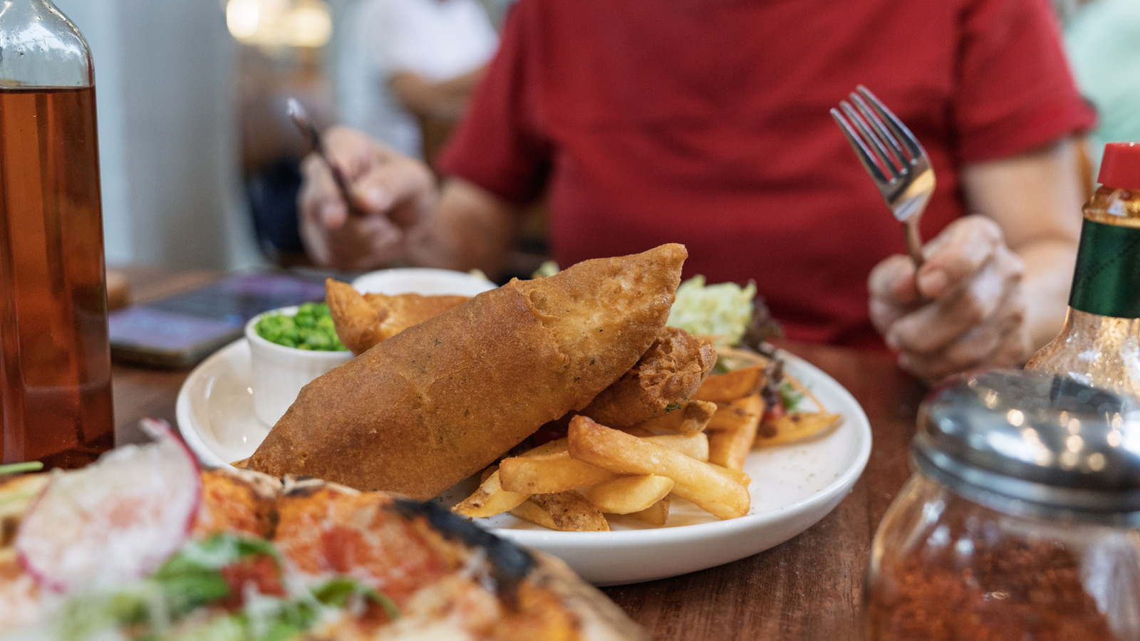 The Iconic Seafood Chain Where Customers Prefer The Fried Fish Over The Lobster Roll - Tasting Table