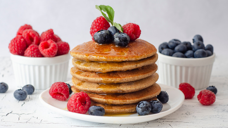 Fluffy pancakes with berries