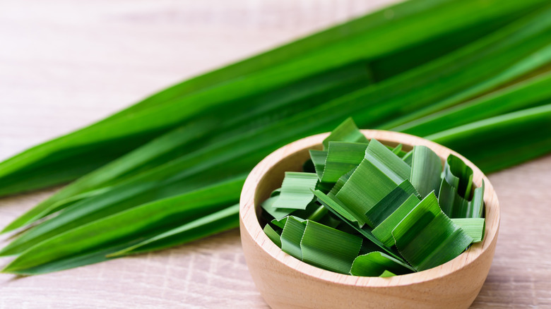 whole and sliced pandan leaves