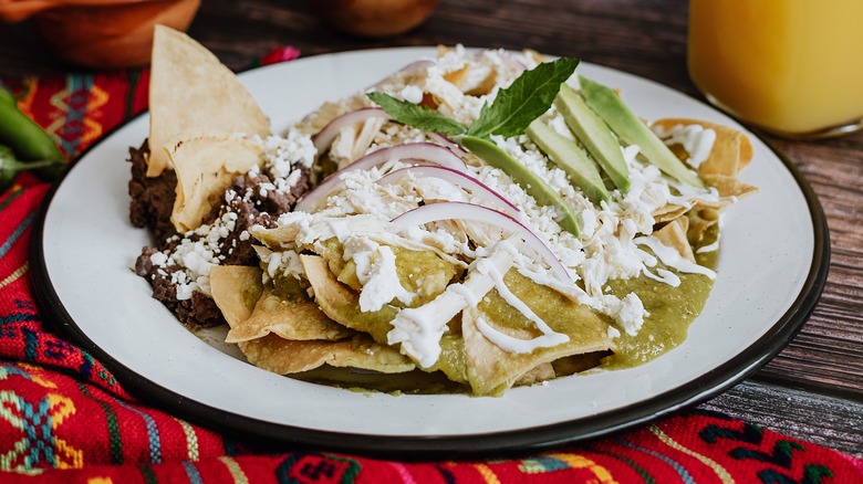 The Ingredient That Sets Chilaquiles Rojos And Verdes Apart