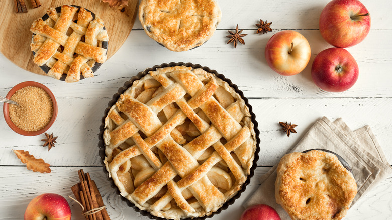 Apple pies and apples 