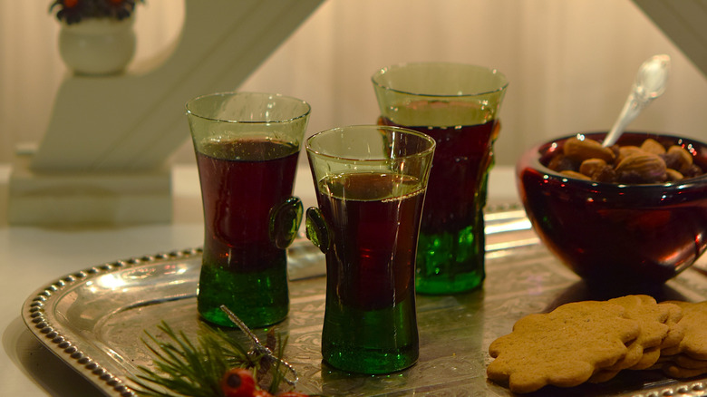 Glögg served with cookies