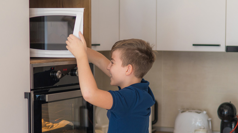 Child heating food up in microwave