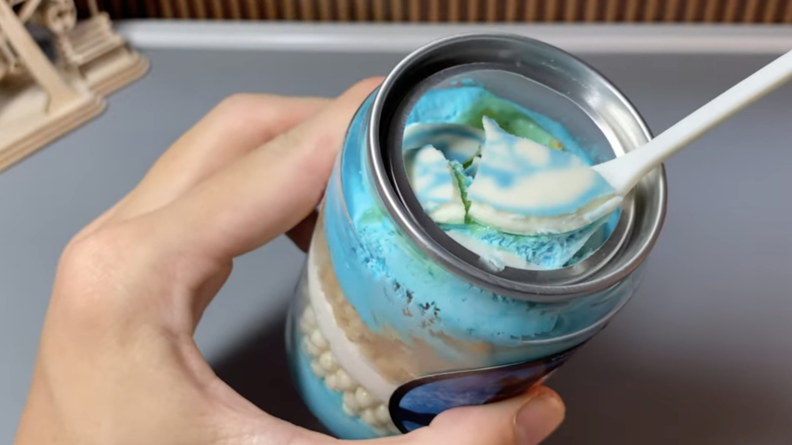 The Japanese Canned Cake Vending Machines That We Want Everywhere