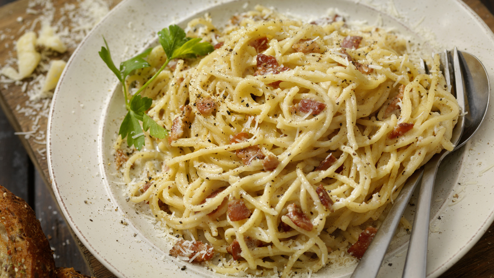 The Key Ingredient Difference Between Amatriciana And Carbonara