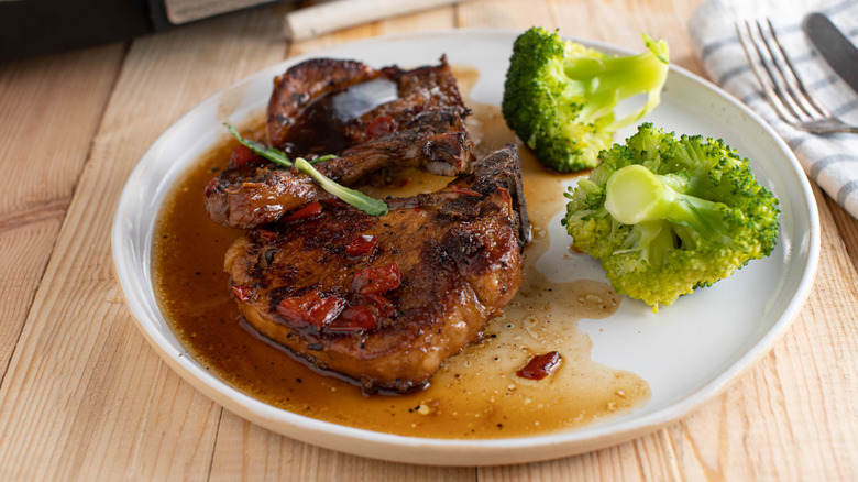 Slow-cooked pork chops with broccoli