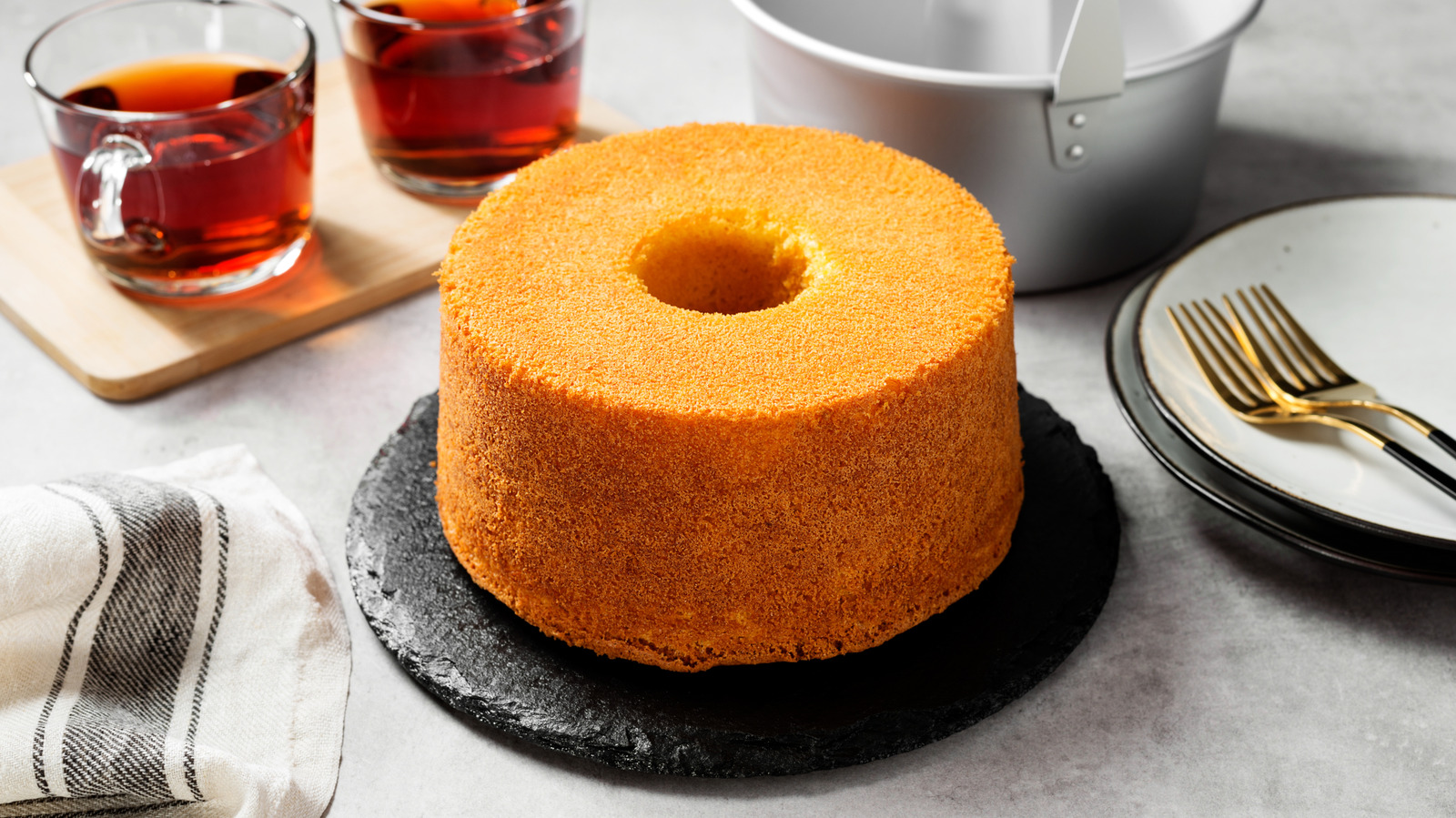 The Light And Airy Lemon Cake Everyone Ate In The 1970s