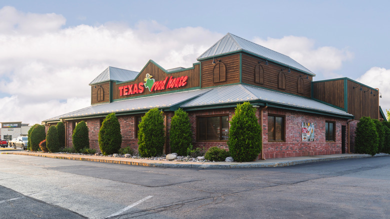 Exterior of Texas Roadhouse restaurant