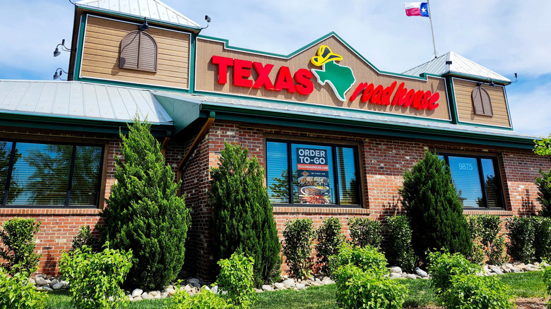 Exterior of a Texas Roadhouse restaurant