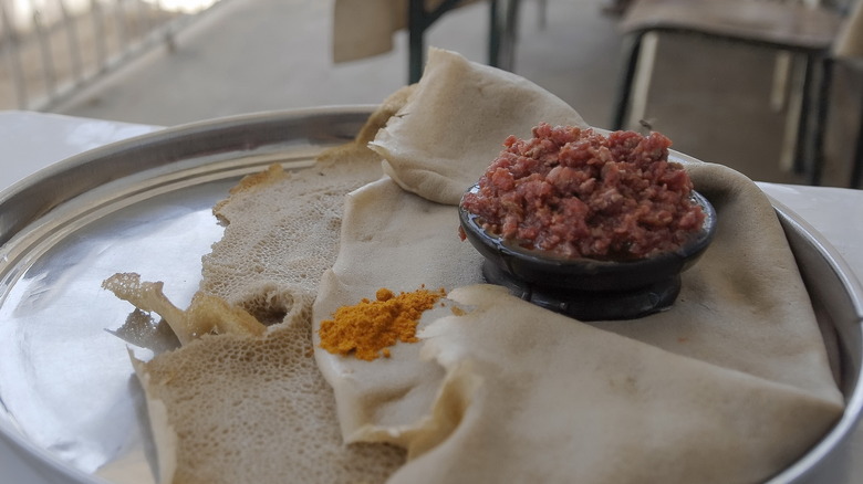 Minced meat with Injera bread