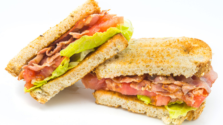 A sliced BLT sandwich