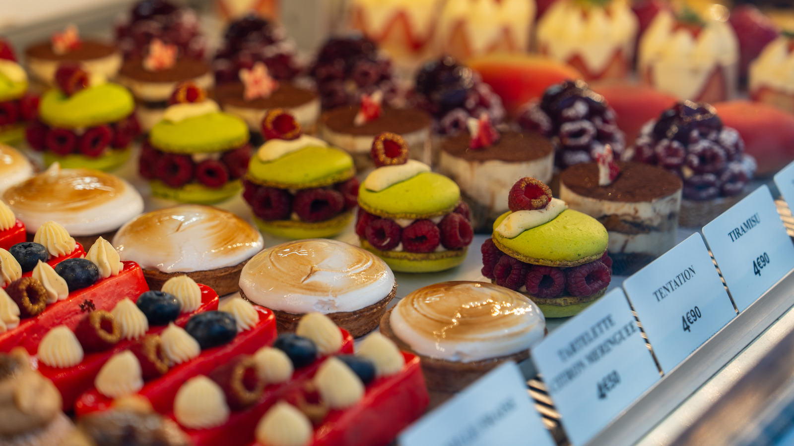 The Messy Bakery Case Red Flag We Just Can't Ignore - Tasting Table