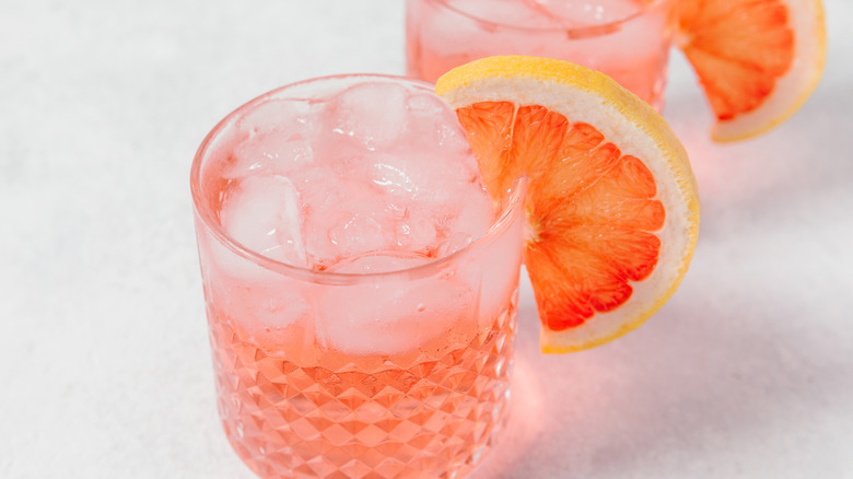 paloma cocktail with a grapefruit wedge garnish