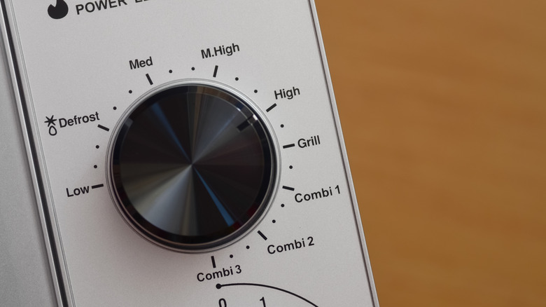 The control panel of a microwave with a grill setting