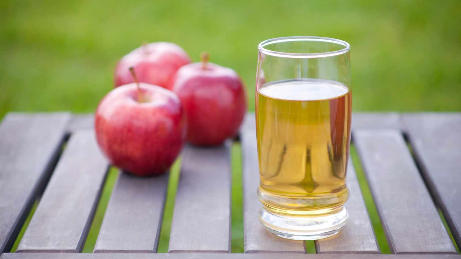 The Mistake Everyone Makes Before Juicing Apples For Cider