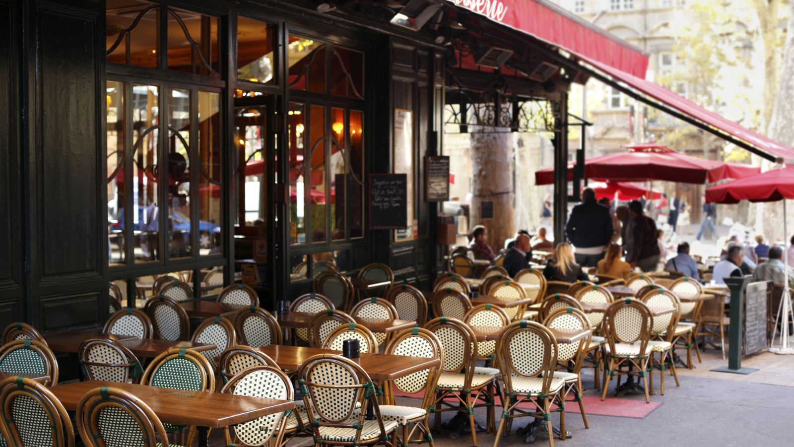 The Mistake You Should Never Make With Your Waiter At A French Restaurant - Tasting Table